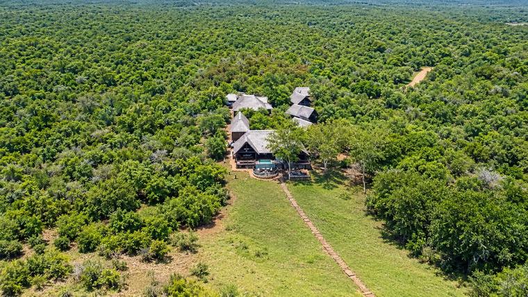 Kujabula Lodge surrounded by bushveld